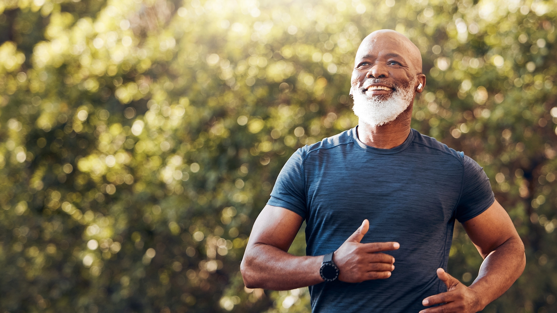 Homme qui sourit en faisant du jogging.