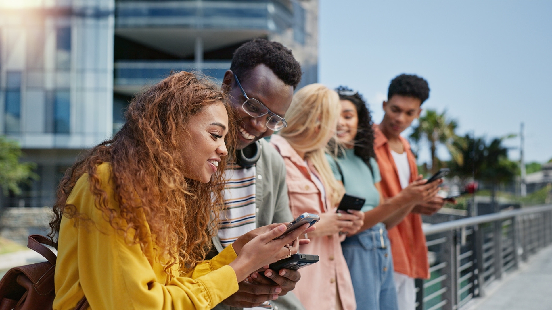 Un groupe de jeunes utilisant leurs smartphones.