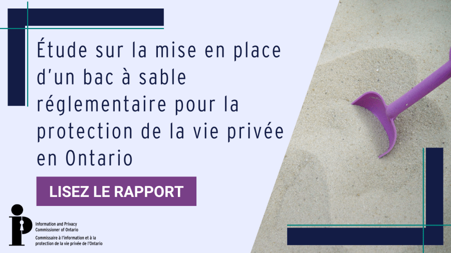 Une pelle violette dans un bac à sable.