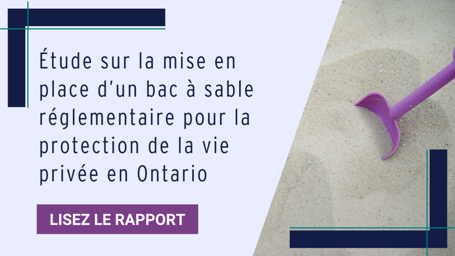 Une pelle violette dans un bac à sable.