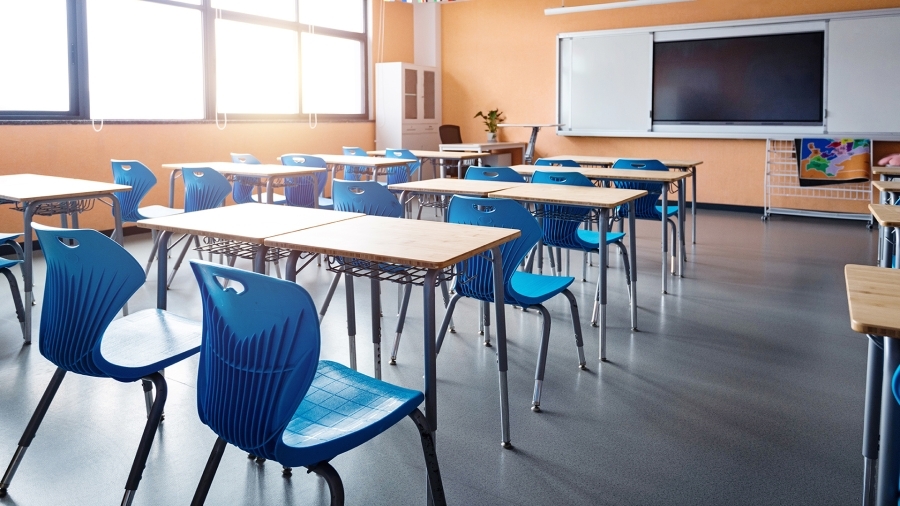 Une salle de classe vide.