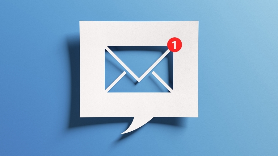 Une icône de courrier électronique sur fond bleu.