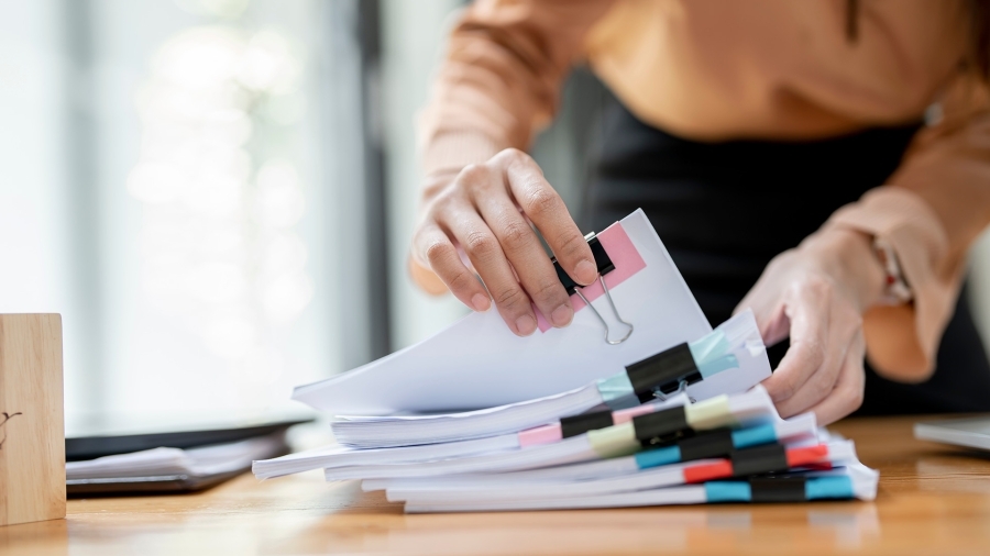 Une femme triant des documents.