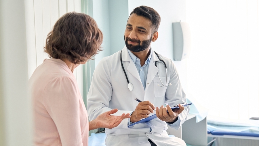 Un médecin souriant à un patient.
