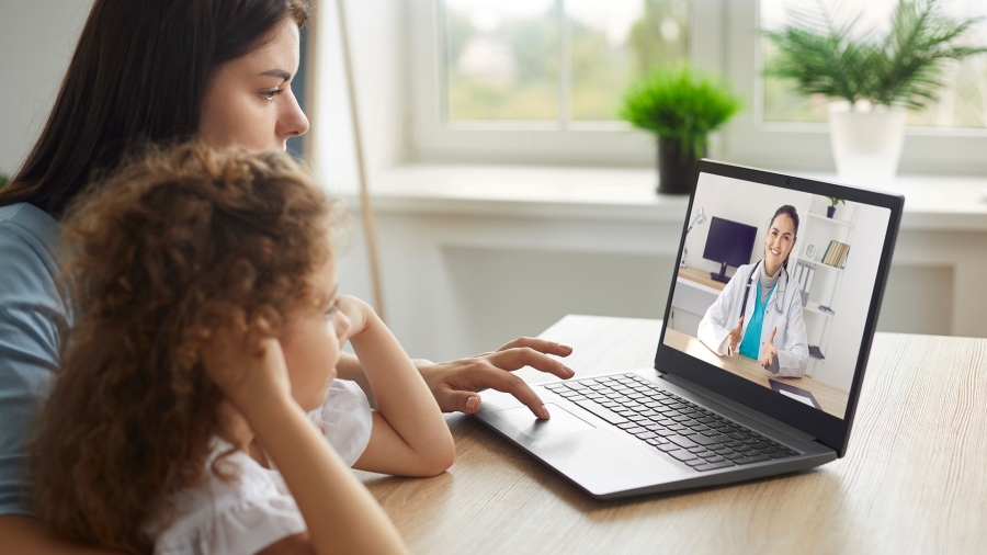 Une mère et sa fille assistent à un rendez-vous médical virtuel.