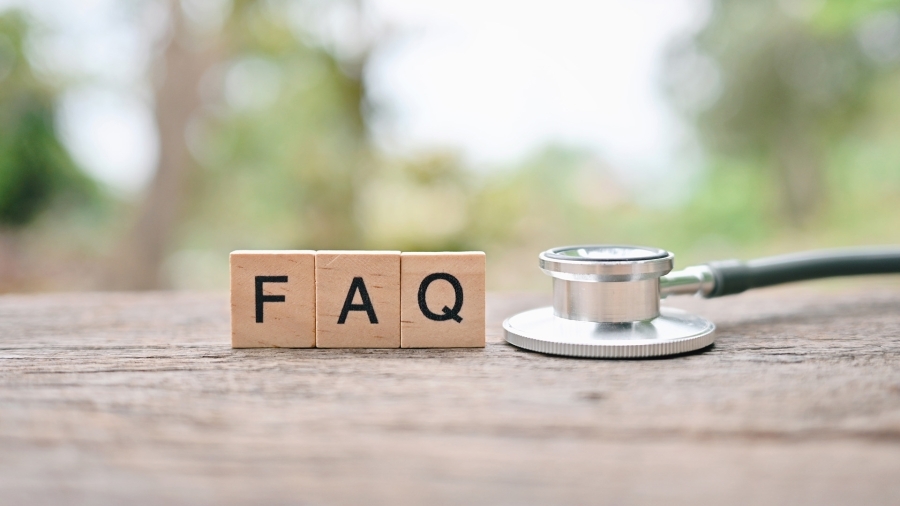 Trois blocs de bois épelant « FAQ », avec un stéthoscope à côté.