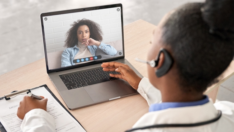 Un médecin en réunion virtuelle avec un patient.