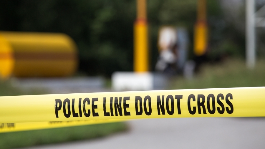 Une ligne de ruban jaune de la police.