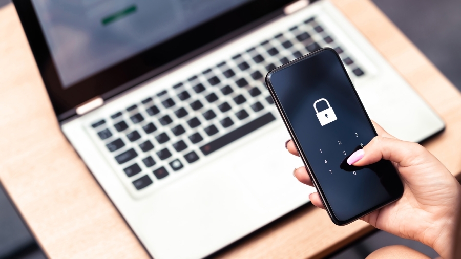 Quelqu'un tenant un iPhone verrouillé.