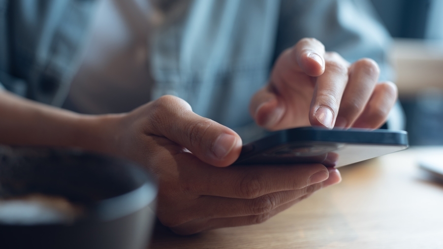 Quelqu'un qui tape sur un smartphone.