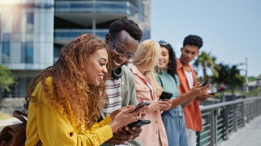 Un groupe de jeunes utilisant leurs smartphones.