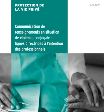 Une photo en noir et blanc d'une personne tenant la main d'une autre personne de manière réconfortante.