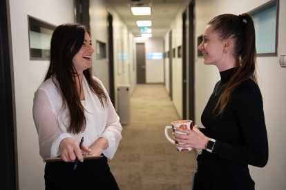 Deux membres du personnel du CIP discutent dans le hall.